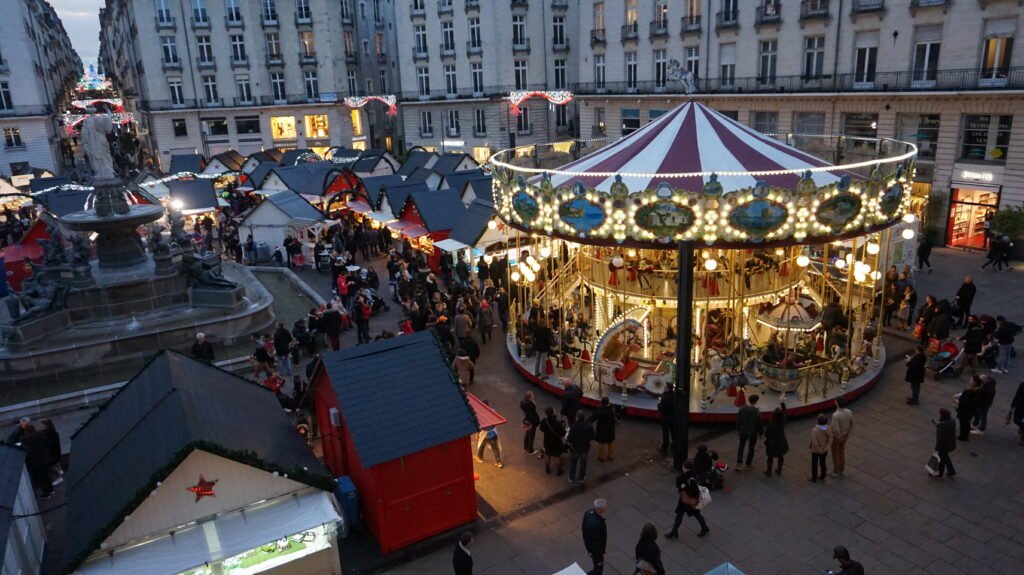 découvrez les meilleures adresses à nantes pour célébrer noël, des marchés enchanteurs aux boutiques artisanales, en passant par des restaurants festifs. trouvez l'inspiration pour vos achats et vos sorties pendant les fêtes !