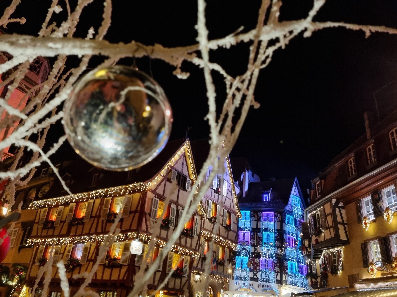 découvrez les meilleures adresses à nantes pour des emplettes de noël inoubliables. des marchés festifs aux boutiques uniques, trouvez les idées cadeaux parfaites et profitez de l'ambiance chaleureuse des fêtes.