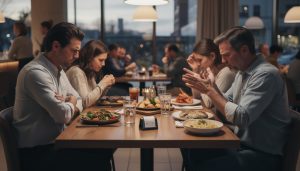 découvrez les tensions qui surgissent quand l'addition au restaurant est divisée sans prendre en compte les choix de chacun, et comment éviter la frustration à table.