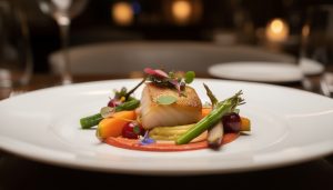 découvrez comment certains ingrédients cachés dans vos assiettes agissent sur votre cerveau pour réduire votre sensation de faim, un secret méconnu des restaurants.