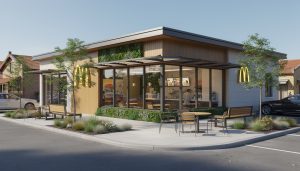 découvrez la transformation spectaculaire d'un mcdonald's, sublimé après huit mois de rénovation pour s'intégrer parfaitement au charme unique de son environnement.