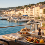 Terrasse d’un restaurant méditerranéen à Bandol avec assiettes de poisson, rosé et vue sur le port et la mer.