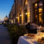 Terrasse d’un restaurant chaleureux à Budapest au crépuscule, avec tables dressées et ambiance élégante