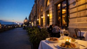 Terrasse d’un restaurant chaleureux à Budapest au crépuscule, avec tables dressées et ambiance élégante