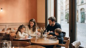 Famille avec deux enfants déjeunant dans un restaurant kids friendly chaleureux à Lyon