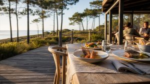 Table élégante sur la terrasse d’un restaurant à Biscarrosse, avec cuisine locale et pins maritimes en arrière-plan